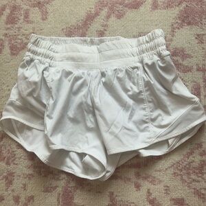 Lululemon hotty hot white shorts 2.5